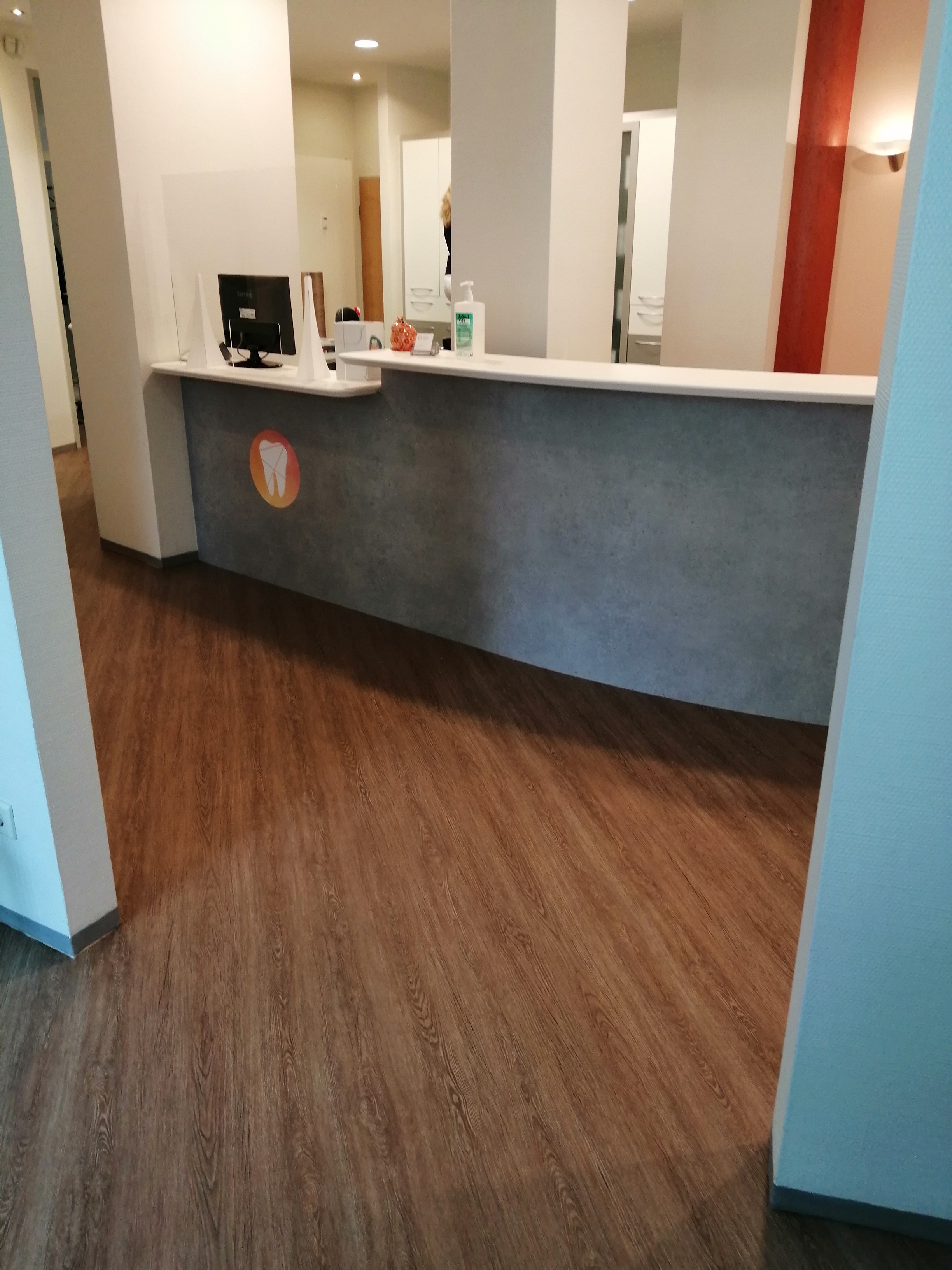 Holzklebefolie Praxis Boden Empfang Beton Braun Grau NS Bright Concrete Beton