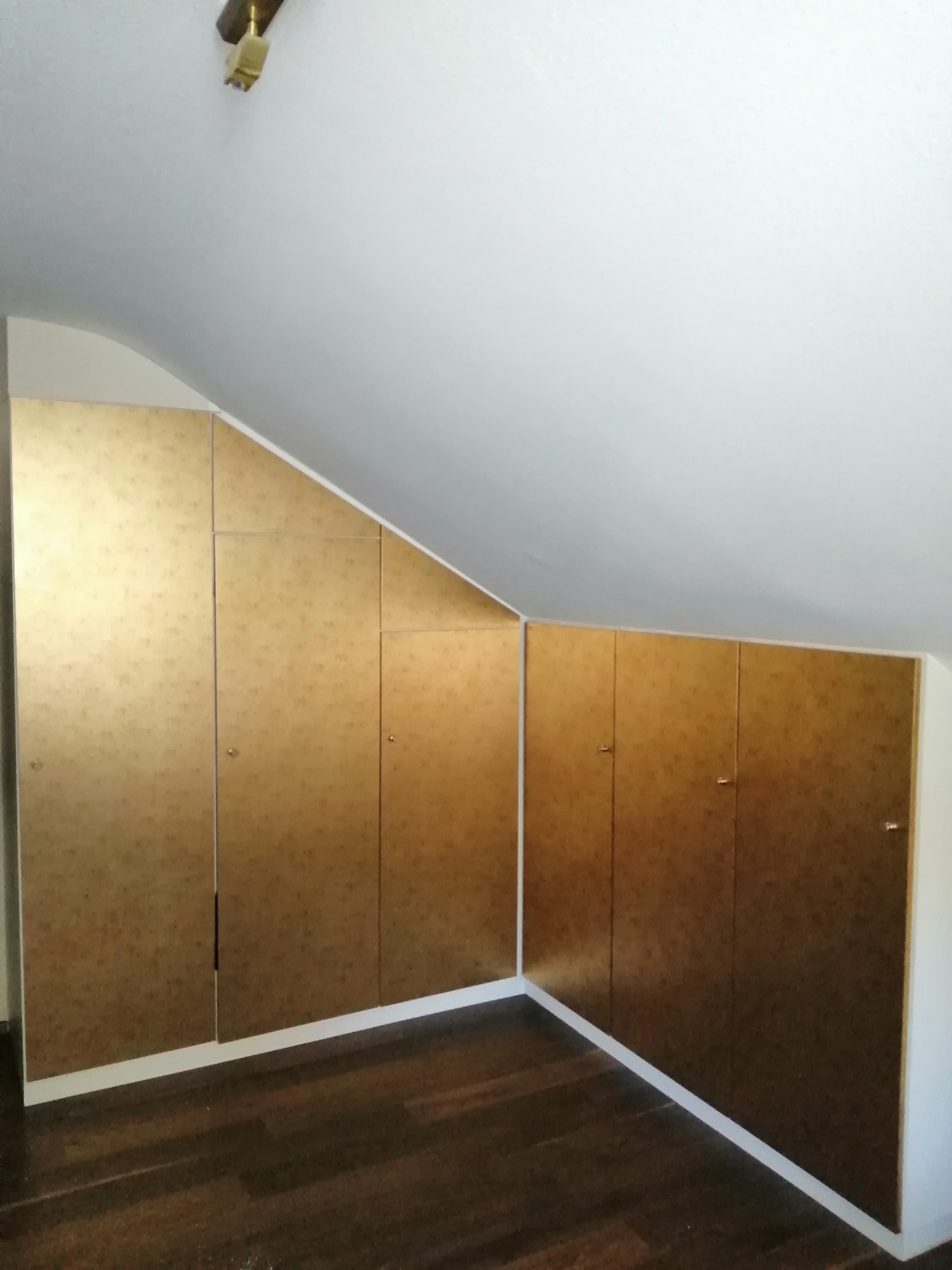 Selbsteklebende Folie Einbauschrank Metall Gold